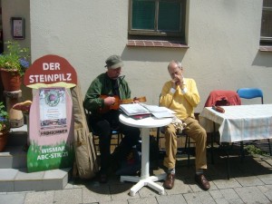 Auch Pilzfreund und Tischlermeister sowie wismarer Altrocker Helmut Meier und Co. trugen zum Gelingen des Straßenfestes mit musikalischer Untermahlung bei.