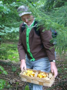 Die Tour ist noch lange nicht zu Ende, aber Helgas Spankorb ist schon gefüllt mit Pfifferlingen, Maronen, Steinpilzen, Ziegenlippen und Körnchen Röhrlingen. "So ein tolles Mischpilzgericht, wie ich es mir heute machen werde, habe ich schon lange nicht mehr gehabt. Auch meine Flurnachbarin bekommt die Hälfte ab". 07.08.2011.