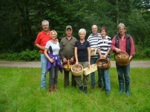 Die Körbe, außer meiner, haben, wie man sieht, noch reichlich freie Kapazität, aber eine kleine Mahlzeit ist dann doch für jeden herausgesprungen. Abschlußfoto am 14.09.2011 im Sültener Forst.