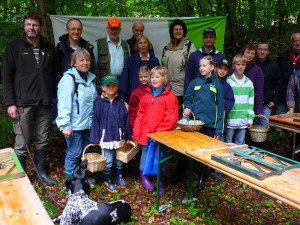 Pilzberaterin Irena Dombrowa und Sohn Jonas (vorne links) übernahmen die jüngste Gruppe. Und ab ging es in den frühherbstlichen Wald. 18.09.2011.