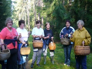 Jeder hat einen anderen Pilz gefunden und meist ertönt die Standartfrage: "Kann man den essen?". 04.09.2011 im Wald bei Weberin.