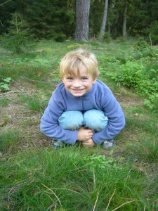 Irgend etwas hat Jonas gefunden und versteckt es vor mir. Was könnte das wohl sein?