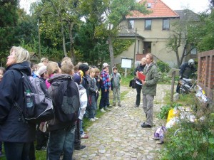 Nach Vorträgen, Sport und Spiel sowie dem Mittagessen (Nudeln und Pilze) ging es an die Auswertung der Quizz - Ergebnisse. Michael Jonitz von der Caritas verteilte an die Besten kleine Preise. 06. Oktober 2011.