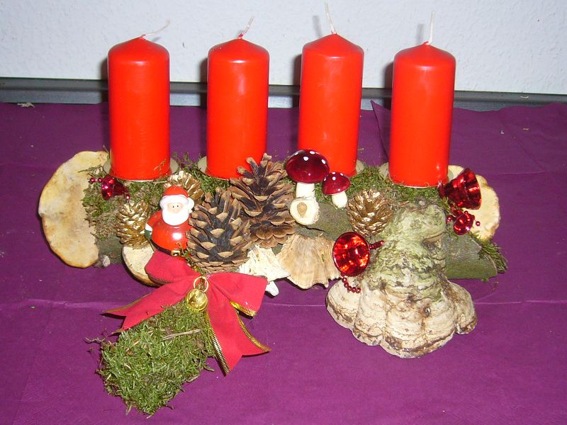 Größeres, ca. 45 cm langes und 25 cm tiefes 4er Gesteck auf Astgabel mit Echtem Zunderschwamm und Rotrandigem Baumschwamm sowie Weihnachtsdekoration und roten Kerzen zu 15,00 €. 