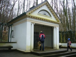 Der Tempel des Glashäger Quellentals. 1906 ließ der damalige Besitzer des Gutes Glashagen die zahlreichen Quellen untersuchen und es stellte sich heraus, dass es sich um ein vorzügliches Mineralwasser handelt.