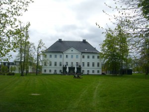 Beim Hotel und Restaurant Schloß Groß Schwannsee startete unsere heutige Ostseeküstenwanderung bei Anfangs noch trüben Himmel, der aber bald strahlendem Sonnenschein Platz machte. 05.Mai 2012.