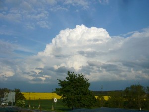 Mächtige Gewitterwolken ballten sich gestern Abend bei Brüel in Mecklenburg zusammen. Das Gewitter brachte 6 Liter in unseren Regenmesser ein. 09.05.2012.