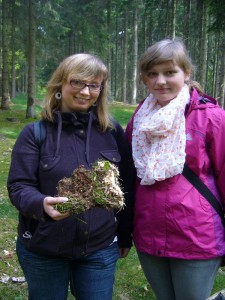 Dieses mit dem Waldboden verfilztes Exemplar ist ein Wurzelschwamm, den diese beiden jungen Damen, Sina Mews und Nina Riedl, hier gefunden haben. Zahlreiche Fichten sind hier von diesem großen Forstschädling befallen!