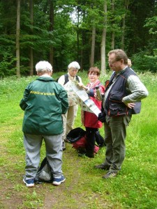 Und dann gab es eine kurze Verschnaufpause mit Kartenstudium zur Festlegung der weiteren Wanderroute.