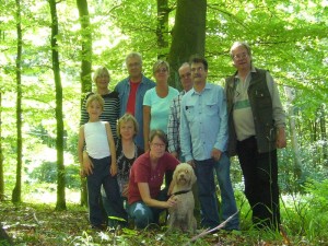 Zur Erinnerung und zum Abschuß an unser erstes Pilzwochenende in Mecklenburg ein Abschlußfoto im Klaasbachtal bei Neukloster. Es hat uns allen sehr viel Spaß gemacht und wir freuen uns auch ganz besonders das wir Gerhard Dehn sowie Bärbel und Jochen Schöttker aus Hamburg neu in der Gruppe der Pilzfreunde, innerhalb der Gemeinnützigen Gesellschaft Wismar e.V. begrüßen können. Von den Beitragsgeldern wird u.a. diese Internetseite mit finanziert.