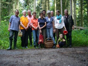 Gegen Mittag war unsere Wanderung durch das Bernitter Holz beendet und alle versammelten sich zu unserem obligatorischen Abschlußfoto. Die Körbe waren zwar noch nicht überfüllt, aber es wird schon besser!. 28.07.2012.