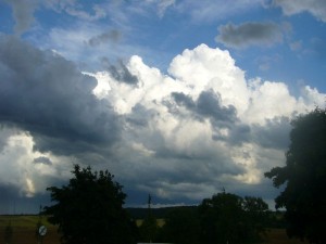 Mächtig und drohend türmen sich die gewaltigen Gewitterwolken auf!