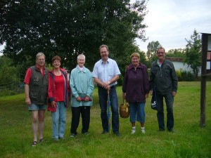 Unser Gruppenfoto entstand zwar schon zu Beginn unserer Wanderung, soll aber an diesen kleinen Bericht am Schluss erscheinen. Ich Denke, auch ohne viele Pilze war es ein sehr schöner und angenehmer Abendspaziergang in Wismar`s Randlage. 28.08.2012.