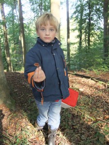 Und schon hat Jonas wieder etwas entdeckt, was sich doch lieber Papa erst einmal anschauen sollte. Es sieht nach einem Waldfreund - Rübling aus und der wäre sogar essbar. Foto: Sina Mews.