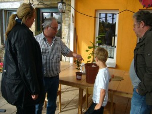 Zunächst überreichte uns Jochen Schöttker aus Hamburg zwei Blumentöpfe mit jeweils einem Hasenussstrauch und einer Buche, die bereits mit Mycelien von Trüffelb beimpft waren. Jetzt gilt es einen geegneten Standort für sie zu finden. in der Hoffnung später auch dieses begerten Pilze ernten zu können. Wir bedanken uns nochmals ganz herzlich!