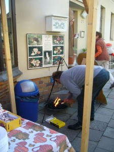 Pilzfreund Hans Jürgen Wilsch entfacht das Grillfeuer für unseren Dreibock für unsere herzhafte Waldpilzsuppe nach Art des Hauses.