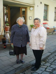 Hier sehen wir noch mal Tante Gerdi (links), die seit Jahren keinen Imbiss ausläßt und rechts neben ihr Inge Schellbach. Sie angagiert sich viele Jahre ehrenamtlich im sozialen Bereich und ist zur TZeit besonders in der Albanienhilfe des Christlichen Hilsvereins Wismar e.V. aktiv. Als sie merkte, dass es enge bei Irena am Imbisstand wurde, sprang sie wie schon oft in früheren Jahren spontan ein.