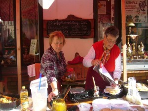 Und dann ging es an unserem Imbissstand zwei Tage rund. Pilzsuppe uns Pilzsoljanka, Reispilzpfanne mit Hänchenkeule, Schwefelporlingspfanne und natürlich unsere frischen Waffeln waren wieder der Renner. 