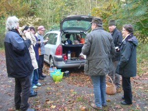 Nach dem wir uns einige anstrengende Dreh - Stunden im spätherbstlichen Wald verbrachten, bewirtete uns Irena in gewohnter Form mit Kaffee, Tee, Apfelkuchen und deftigen Schwarzbrot - Stullen.