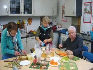 Danach ging es nach Wismar in den "Steinpilz" wo unter der Regie von Irena und der Dame vom Fernsehen, die Pilzsuppe vorbereitet wurde.