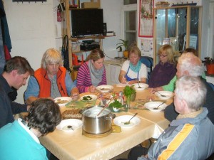 Nachdem alle Bilder im Kasten waren und Irena noch schnell die Rezeptur für die Frostschnecklings - Suppe notierte, ließen es sich alle nach einem anstregendem Drehtag schmecken