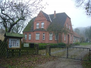 Zu den wenigen Häusern des kleinen Ortes Karnin zählt auch diese Naturschutzstation mit zugehörigem Grundstück. Hier stehen laut Schautafel auch Zimmer zum Übernachten bereit und man kann sicherlich viel über die Natur, insbesondere auch zum Lebensraum Warnow und Naturpark Sternberger Seenland erfahren.