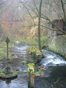 Hier gab es in früheren Zeiten offensichtlich auch eine Wassermühle, deren Reste hier noch zu bewundern sind.