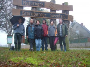 In Kritzow entstand zum Schluß dieses Erinnerungsfoto. Wie man sieht, war heute nur der Harte Kern der Wismarer Pilzfreunde unterwegs. Das Wetter war allerdings auch nicht einladend und inzwischen hatte es auch begonnen zu Regnen. 18.11.2012.