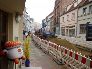 Inzwischen haben die Straßenbauarbeiten in der ABC - Straße wieder begonnen. Durch den langen Winter ist sogar eine Verzögerung von drei Wochen engetraten, so dass jetzt damit gerechnet wird, dass die Bauarbeiten nicht vor Mitte August beendet werden können. Ich hoffe, es finden trotzdem viele Besucher unserer Stadt den Weg durch unsere Straße und auch in den Steinpilz - Wismar.