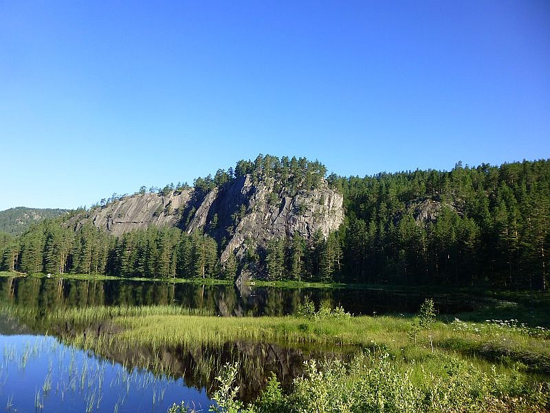 Wasser Wald, Steine und Felsen prägen diese phantastische, nordische Landschaft.