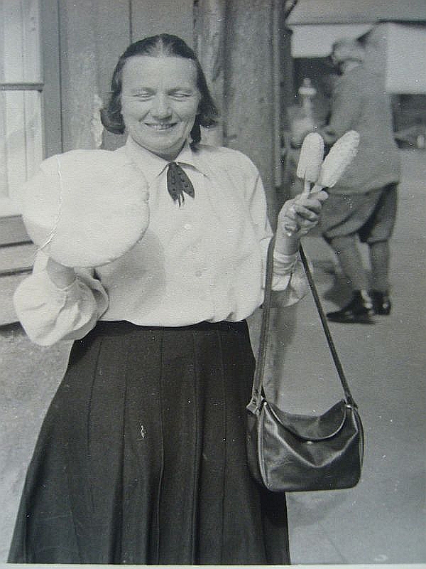 Die Kreispilzsachverständige Annalotte Heinrich iin den späten 1950er Jahren.