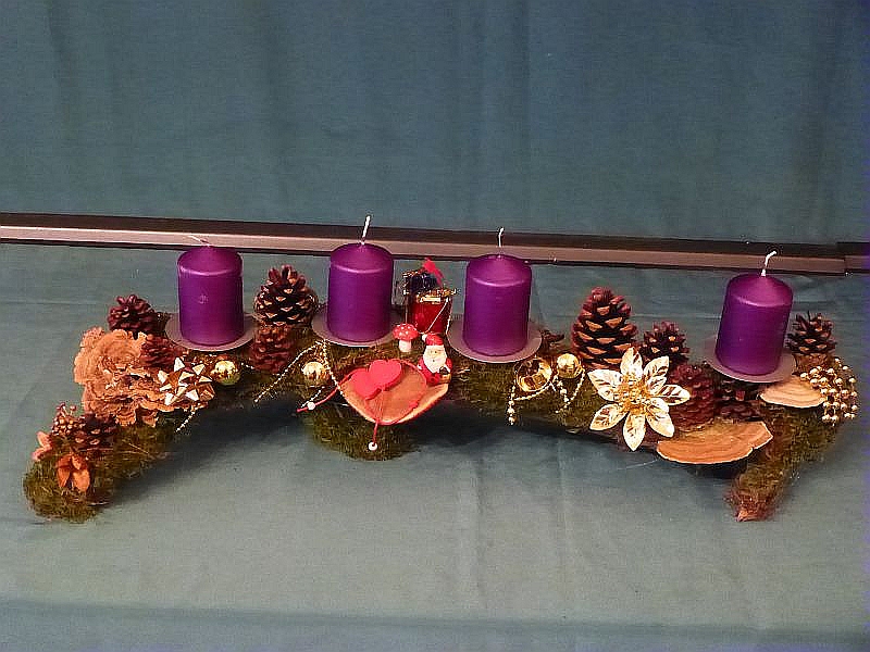 Etwa 60 cm langes Astgesteck mit violetten Stumpenkerzen, Moos, Kiefern - Zapfen, Schmetterlings - Trameten, Rotrandigem Baumschwamm, Birken - Blättling, Striegeliger Tramete und Weihnachtsdekoration zu 15,00 €.