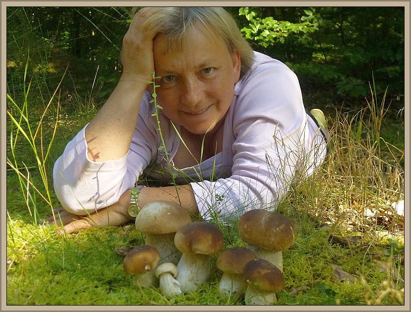 Irena freut sich über die schönen Steinpilze, während Jonas voller Begeisterung immer mehr von ihnen einsammelt. 27.08.2014 in der Nossentiner/Schwintzer Heide.