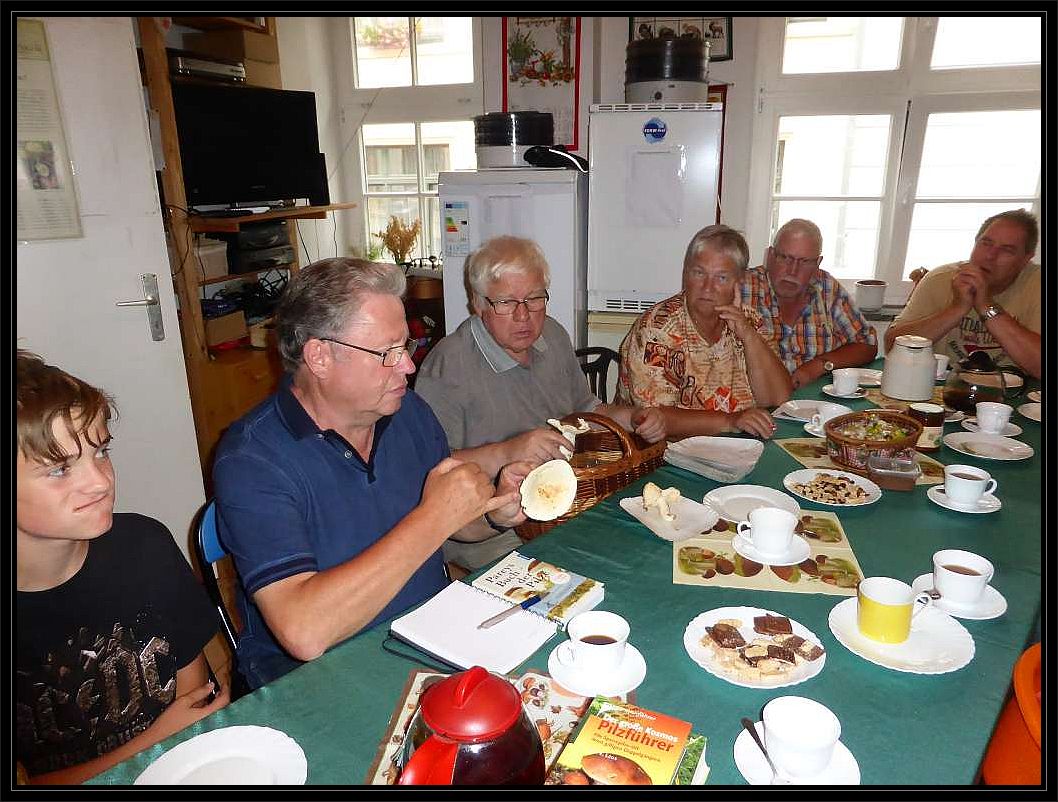 k-p1250345 Jochen holt seine zu bestimmenden Schätze aus dem Korb und Ulrich mustert sie schon mal mit kritischem Blick.